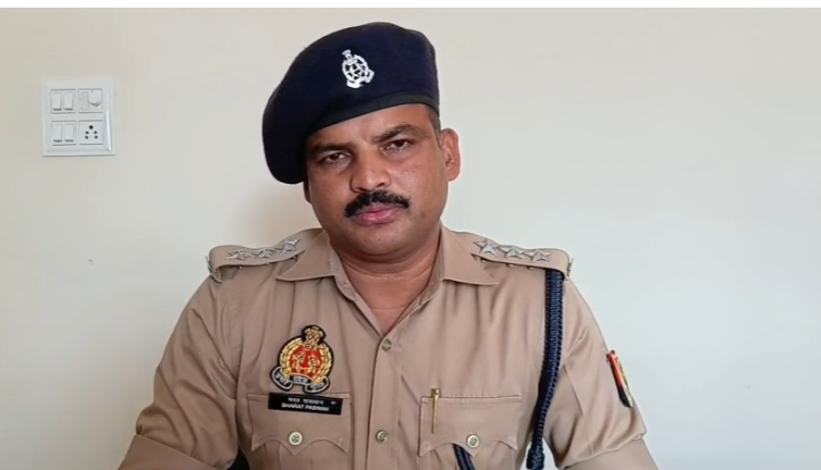Shravasti News: प्रेम-प्रसंग में शादी की जिद, मोबाइल टावर पर चढ़ा युवक; पुलिस ने बचाया