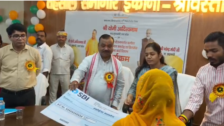 श्रावस्ती: इकौना में रसोइयों का सम्मान, ₹1000 बढ़ा मानदेय; ₹5 लाख तक का कैशलेस इलाज