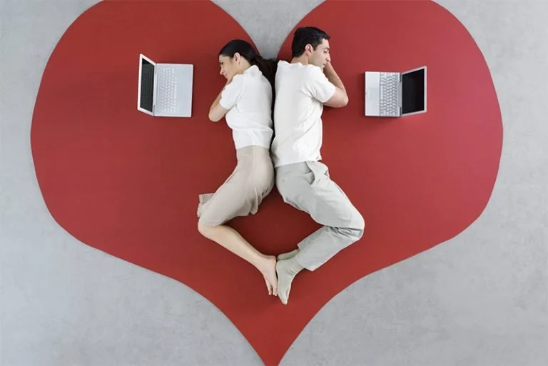 Relationship Tips Partner Communication Tips पार्टनर से बात करने के तरीके चैटिंग की गलतियां Relationship Advice Hindi Couple Communication Tips Healthy Relationship Tips प्यार भरा रिश्ता कैसे बनाएं Partner Texting Mistakes रिश्ते में दूरी के कारण