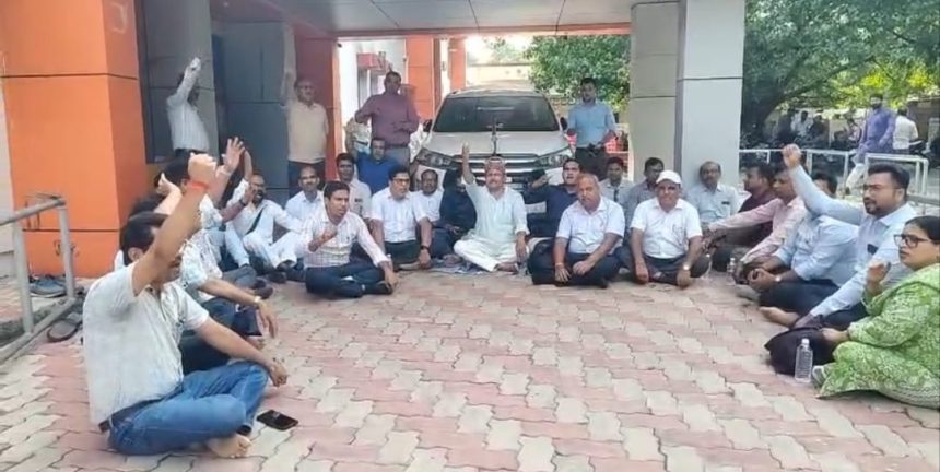 गोरखपुर विश्वविद्यालय शिक्षक धरना