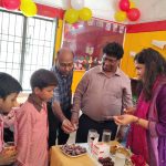 श्रावस्ती में राष्ट्रीय कृमि मुक्ति अभियान शुरू, डीएम ने बच्चों को खिलाई एल्बेंडाजोल की दवा