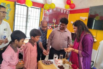 श्रावस्ती में राष्ट्रीय कृमि मुक्ति अभियान शुरू, डीएम ने बच्चों को खिलाई एल्बेंडाजोल की दवा