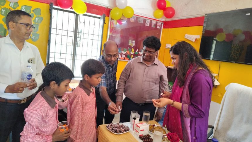 श्रावस्ती में राष्ट्रीय कृमि मुक्ति अभियान शुरू, डीएम ने बच्चों को खिलाई एल्बेंडाजोल की दवा