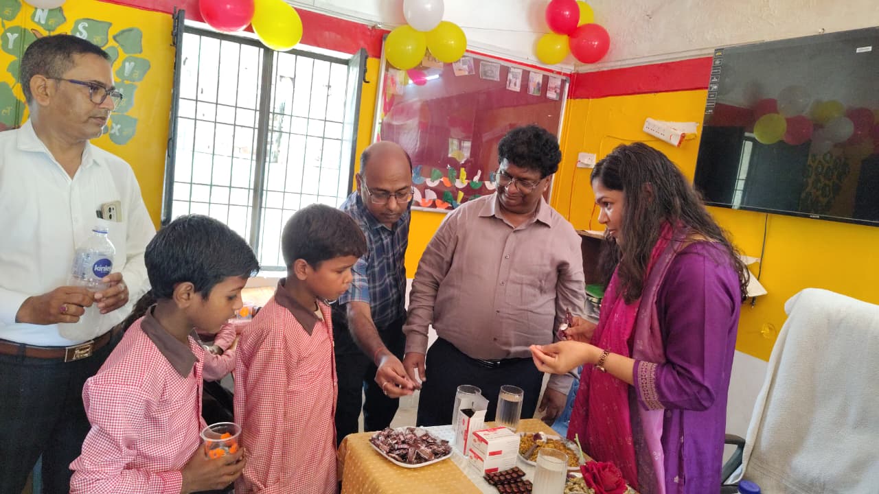 श्रावस्ती में राष्ट्रीय कृमि मुक्ति अभियान शुरू, डीएम ने बच्चों को खिलाई एल्बेंडाजोल की दवा