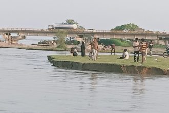 सरयू नदी खतरे के निशान के ऊपर
