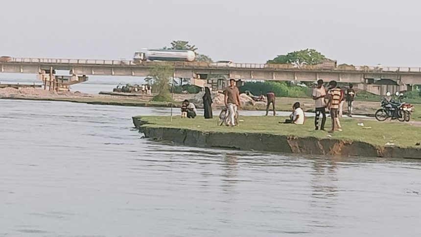 सरयू नदी खतरे के निशान के ऊपर