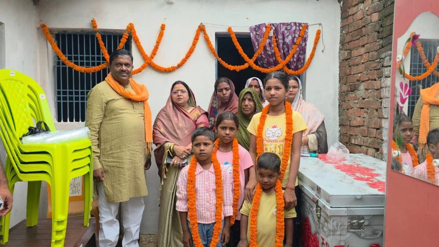 संतकबीरनगर: अनाथ चार बच्चों के सहारा बने नीलमणि गौतम, बनवाया पक्का आशियाना