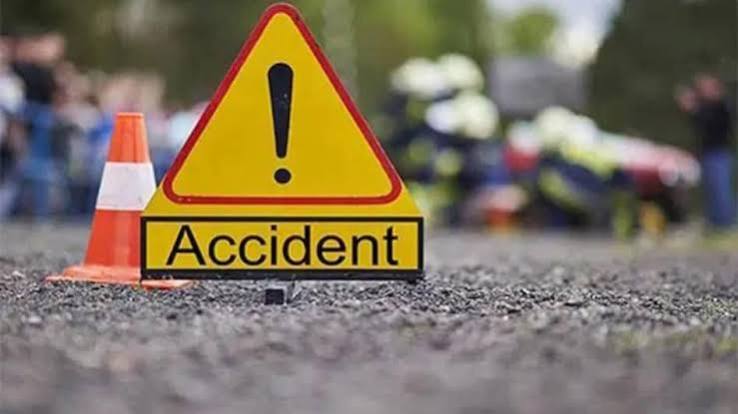 खड़े ट्रक में पीछे से घुसी बाइक, दवा लेकर घर लौट रहे युवक की मौत
