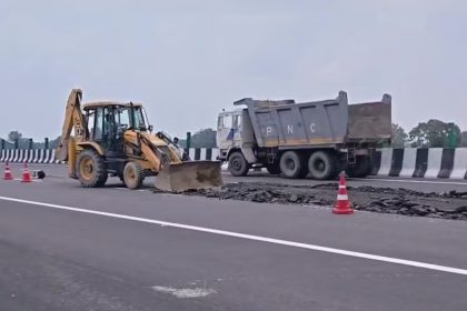 Kanpur Lucknow Expressway कानपुर लखनऊ एक्सप्रेसवे Kanpur Lucknow Expressway News कानपुर लखनऊ एक्सप्रेसवे सड़क धंसी कानपुर लखनऊ एक्सप्रेसवे में दरार Kanpur Lucknow Expressway latest news कानपुर लखनऊ एक्सप्रेसवे निर्माण गुणवत्ता NHAI Kanpur Lucknow Expressway कानपुर लखनऊ एक्सप्रेसवे 53 जगह धंसा कानपुर लखनऊ एक्सप्रेसवे पैचवर्क