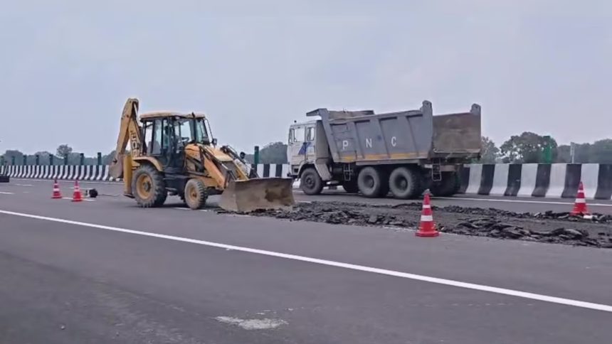 Kanpur Lucknow Expressway कानपुर लखनऊ एक्सप्रेसवे Kanpur Lucknow Expressway News कानपुर लखनऊ एक्सप्रेसवे सड़क धंसी कानपुर लखनऊ एक्सप्रेसवे में दरार Kanpur Lucknow Expressway latest news कानपुर लखनऊ एक्सप्रेसवे निर्माण गुणवत्ता NHAI Kanpur Lucknow Expressway कानपुर लखनऊ एक्सप्रेसवे 53 जगह धंसा कानपुर लखनऊ एक्सप्रेसवे पैचवर्क