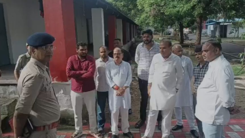 झांसी के कटेरा में साइबर फ्रॉड पर बड़ा एक्शन, 50 से अधिक लोग हिरासत में; तीन गांवों में मचा हड़कंप
