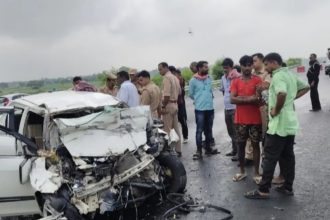 Auraiya News: बुंदेलखंड एक्सप्रेसवे पर ट्रक में घुसी कार, दो की मौत और तीन घायल