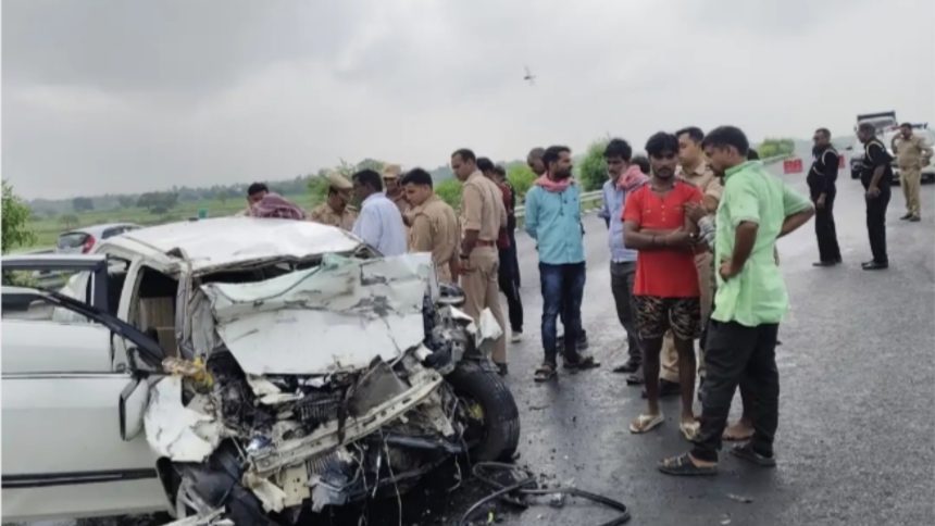 Auraiya News: बुंदेलखंड एक्सप्रेसवे पर ट्रक में घुसी कार, दो की मौत और तीन घायल
