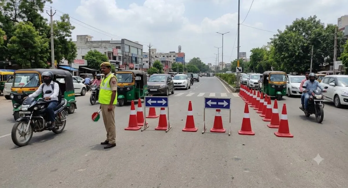 Lucknow Traffic Diversion: आज हजरतगंज में ट्रैफिक डायवर्जन, इन रास्तों पर जाने से बचें