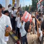 लखनऊ में गोमूत्र खरीद पर सपा का हल्लाबोल, बोतल लेकर सड़क पर उतरे कार्यकर्ता
