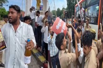 लखनऊ में गोमूत्र खरीद पर सपा का हल्लाबोल, बोतल लेकर सड़क पर उतरे कार्यकर्ता