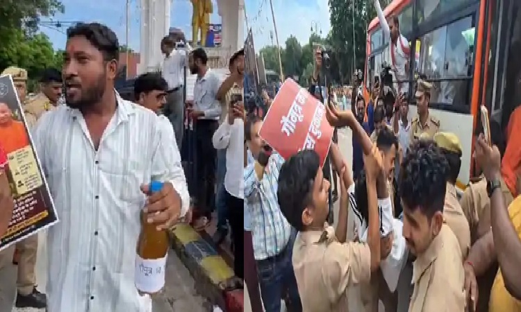 लखनऊ में गोमूत्र खरीद पर सपा का हल्लाबोल, बोतल लेकर सड़क पर उतरे कार्यकर्ता