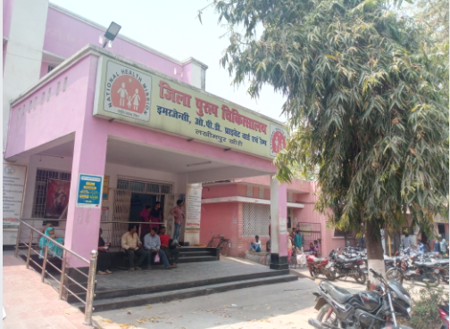 लखीमपुर खीरी जिला अस्पताल में रात करीब 1 बजे सदर विधायक योगेश वर्मा ने औचक निरीक्षण किया