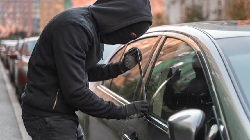 लखनऊ कार चोरी सरोजनीनगर कार चोरी मामला Lucknow Car Theft News वाहन चोरी की घटना एलडीए कॉलोनी चोरी सरोजनीनगर पुलिस Car Theft Case Lucknow