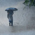 तेज बारिश के बाद गांव में बाढ़ जैसे हालात, सड़कें बनीं नहर; घरों में घुसा पानी