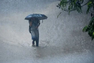 तेज बारिश के बाद गांव में बाढ़ जैसे हालात, सड़कें बनीं नहर; घरों में घुसा पानी