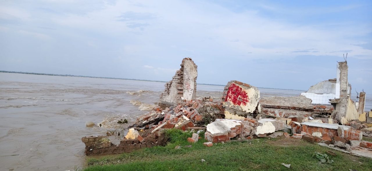 बाराबंकी में घाघरा नदी का रौद्र रूप, एक्सचेंज बिल्डिंग के बाद हनुमान मंदिर भी नदी में समाया