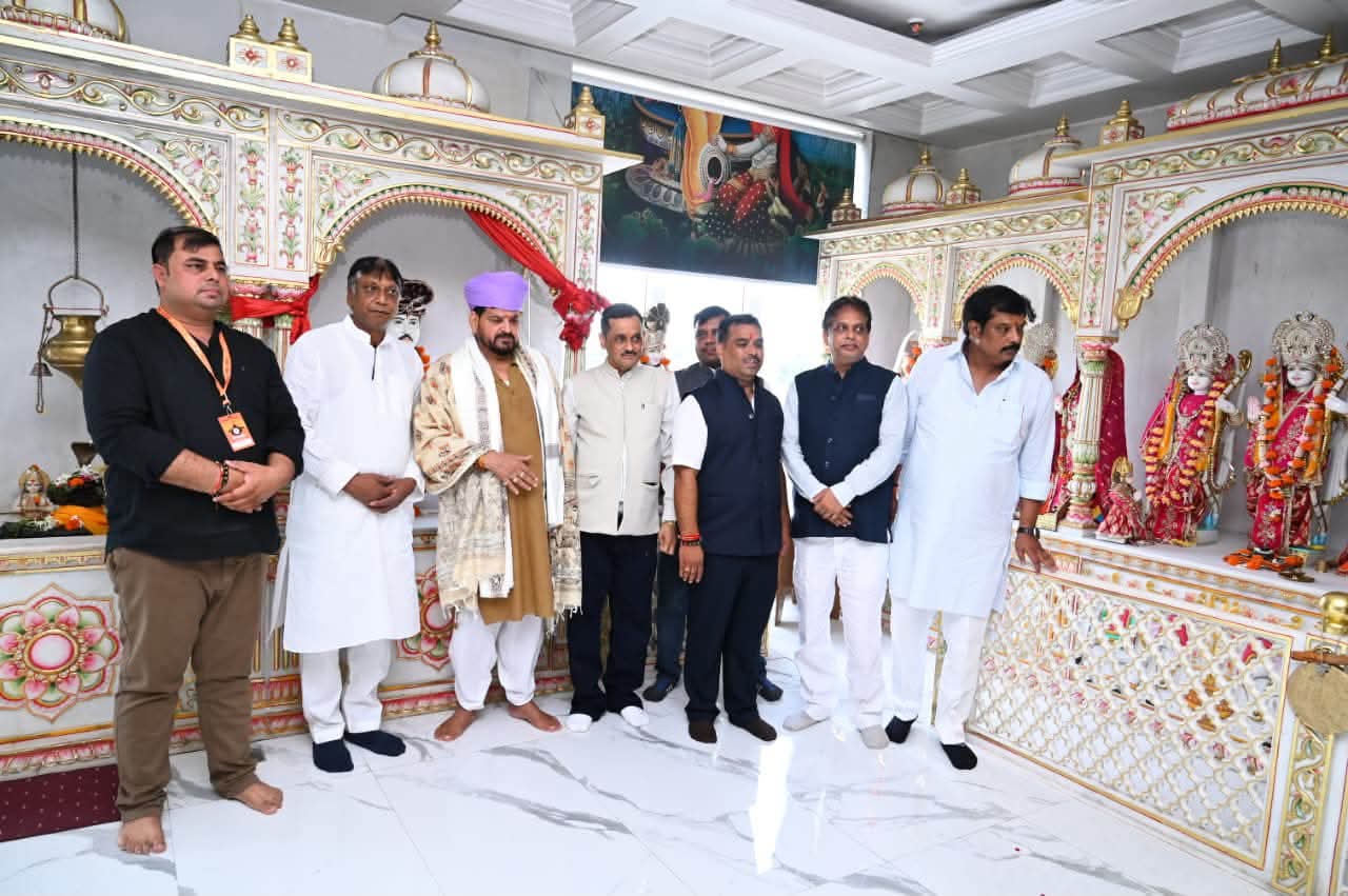 अयोध्या में ‘वस्त्र उत्सव’ का भव्य आगाज, सूरत की साड़ियों और नई डिजाइन का दिखा जलवा