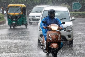 Weather Alert: दिल्ली-UP समेत 20 से ज्यादा राज्यों में बारिश और आंधी का अलर्ट, 75 KM की रफ्तार से चलेंगी हवाएं