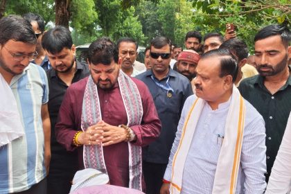 हेलीकॉप्टर से रघुनाथपुर पहुंचे पूर्व सांसद बृजभूषण शरण सिंह, शोकसभा में दी श्रद्धांजलि