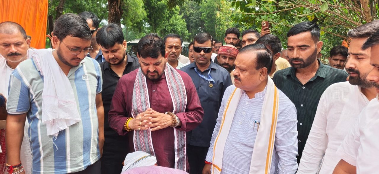 हेलीकॉप्टर से रघुनाथपुर पहुंचे पूर्व सांसद बृजभूषण शरण सिंह, शोकसभा में दी श्रद्धांजलि