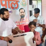 पयागपुर में बच्चों के बीच पहुंचे विधायक, स्टडी टेबल देकर पढ़ाई के लिए किया प्रेरित