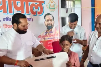 पयागपुर में बच्चों के बीच पहुंचे विधायक, स्टडी टेबल देकर पढ़ाई के लिए किया प्रेरित