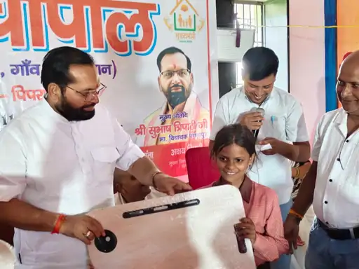 पयागपुर में बच्चों के बीच पहुंचे विधायक, स्टडी टेबल देकर पढ़ाई के लिए किया प्रेरित