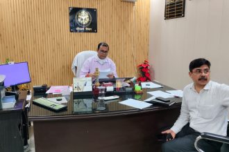 बाराबंकी ARTO कार्यालय में RTO प्रशासन का औचक निरीक्षण, बाहर की दुकानें बंद होने पर भी जांच के निर्देश