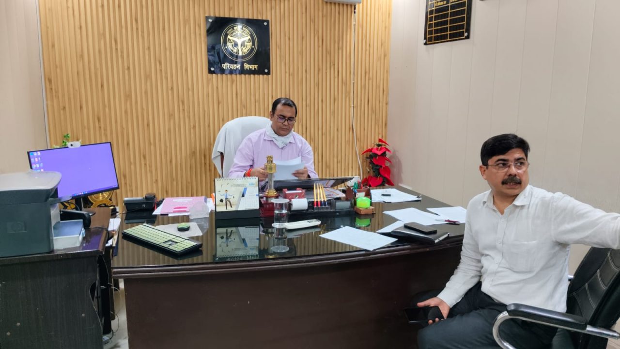 बाराबंकी ARTO कार्यालय में RTO प्रशासन का औचक निरीक्षण, बाहर की दुकानें बंद होने पर भी जांच के निर्देश