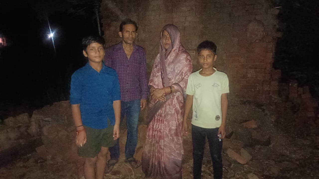 लखनऊ में बारिश के बीच भरभराकर गिरा किसान का कच्चा मकान, परिवार ने बाहर निकलकर बचाई जान