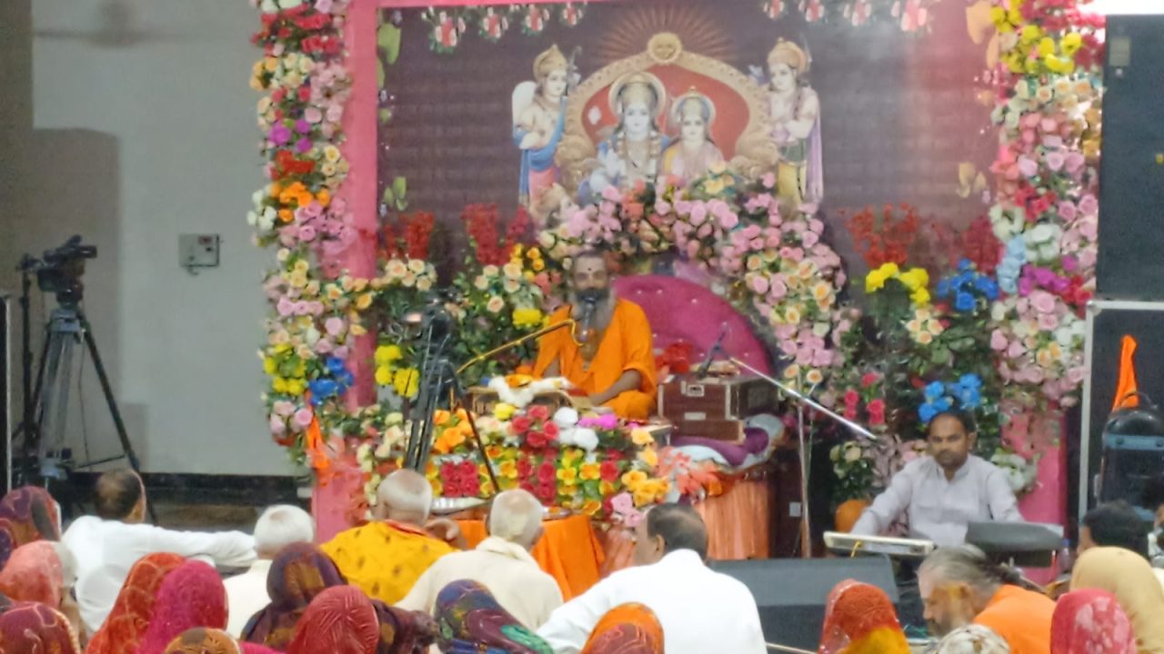 अयोध्या में नौ दिवसीय श्री सियापिय मिलन महोत्सव, श्रीराम कथा में उमड़ रहे श्रद्धालु