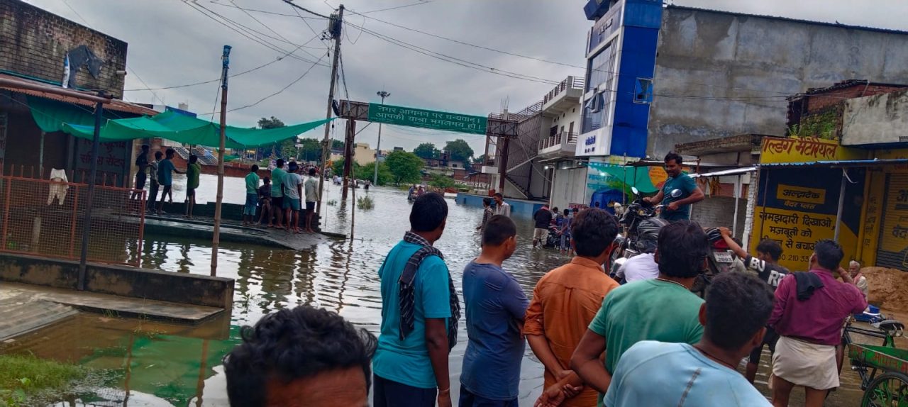 सरैया पुल पर जलभराव से संकट, जमुई-चुनार मार्ग पर आवागमन पूरी तरह प्रभावित