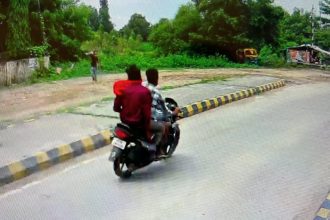 बहराइच में ई-रिक्शा सवार महिला से दिनदहाड़े लूट, बाइक सवार बदमाश मंगलसूत्र छीनकर फरार; CCTV में कैद हुई तस्वीरें
