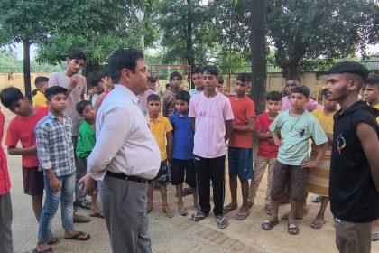बाराबंकी के सर्वोदय विद्यालय में उपनिदेशक का रात्रि प्रवास, बच्चों से जाना पढ़ाई का हाल