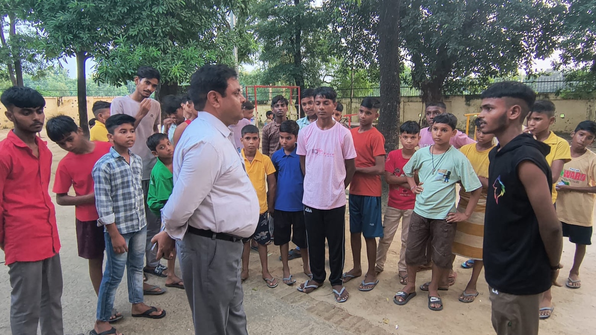 बाराबंकी के सर्वोदय विद्यालय में उपनिदेशक का रात्रि प्रवास, बच्चों से जाना पढ़ाई का हाल