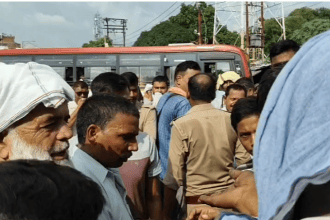 बहराइच में रोडवेज कर्मियों ने किया चक्का जाम, अवैध टैक्सियों के विरोध में सड़क पर उतरे