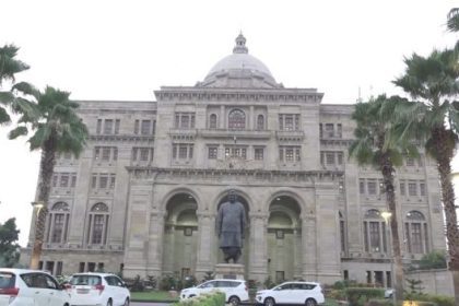 यूपी के 33 जिलों के डीएम को सोमवार लखनऊ बुलाया गया