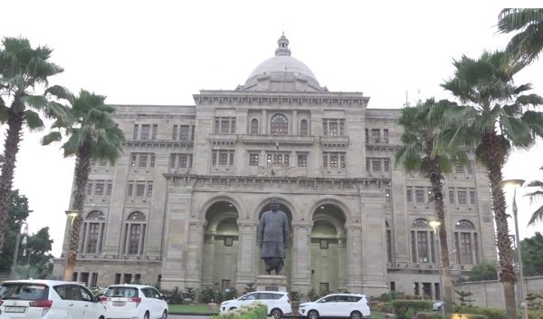 यूपी के 33 जिलों के डीएम को सोमवार लखनऊ बुलाया गया