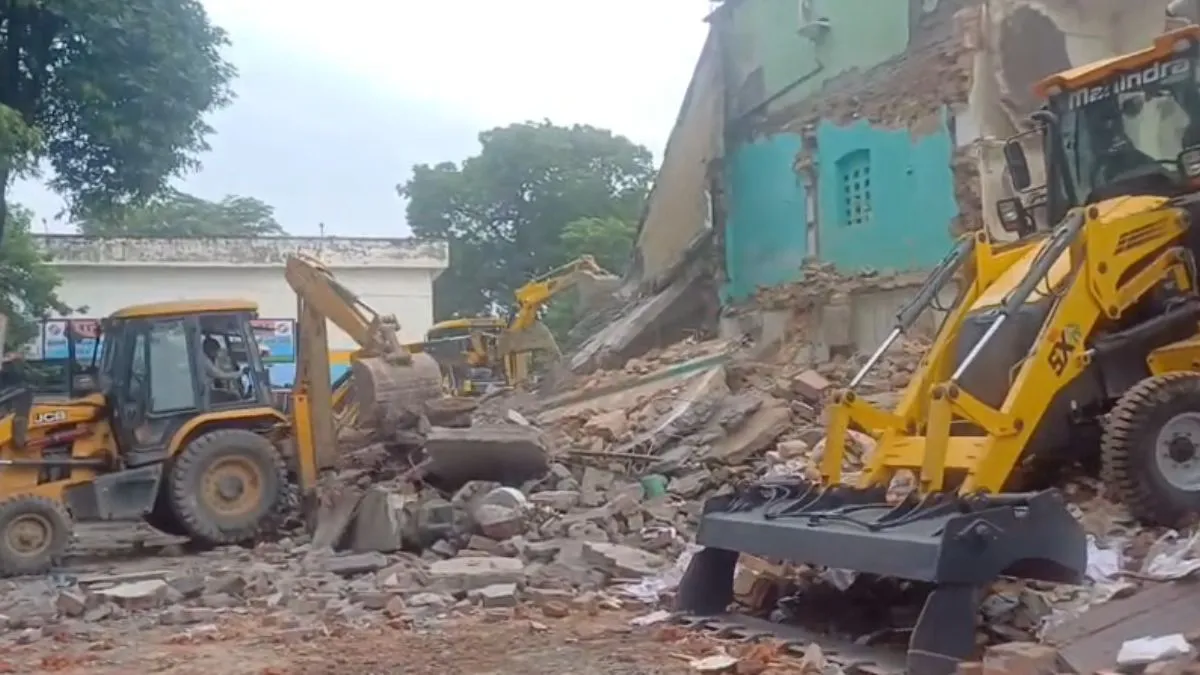 Saharanpur Mosque Demolition: सहारनपुर कलेक्ट्रेट की मस्जिद पर चला बुलडोजर, 10 से ज्यादा थानों की पुलिस तैनात