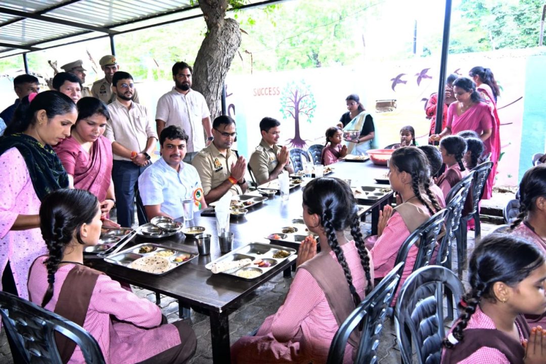 बाराबंकी: कस्तूरबा विद्यालय में DM-SP ने छात्राओं से की बातचीत, सुविधाओं को लेकर दिए निर्देश