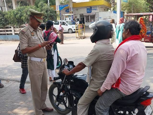 यूपी में बाइक पर चालक के साथ पीछे बैठी सवारी के लिए हेलमेट अनिवार्य और ई-चालान की नई व्यवस्था