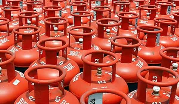 महंगाई का नया झटका: LPG से हवाई सफर तक बढ़ा खर्च, आम आदमी की बढ़ी चिंता