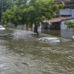 लखनऊ में बारिश ने बिगाड़ा शहर का हाल, सड़कें बनीं तालाब; जाम से बेहाल लोग