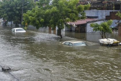 लखनऊ में बारिश ने बिगाड़ा शहर का हाल, सड़कें बनीं तालाब; जाम से बेहाल लोग